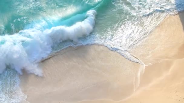 Türkiz Hullámok Összeomlik Egy Homokos Strand — Stock videók