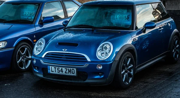 Voorzijde Van Een Moderne Blauwe Mini Cooper Hatchback Auto Geparkeerd — Stockfoto