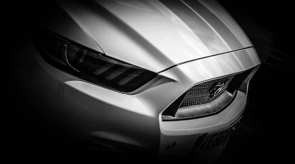 Primo Piano Astratto Una Moderna Griglia Anteriore Ford Mustang — Foto Stock