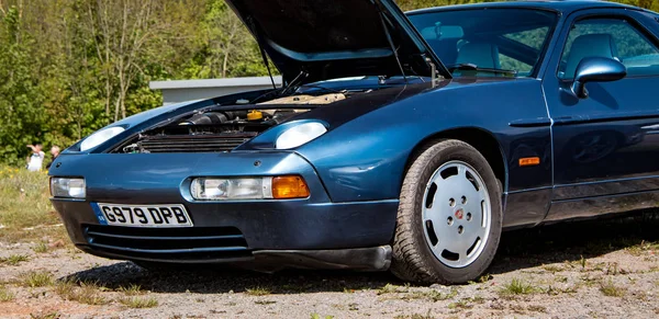 Een Blauwe Sportwagen Van Porsche 928 Met Motorkap Omhoog — Stockfoto