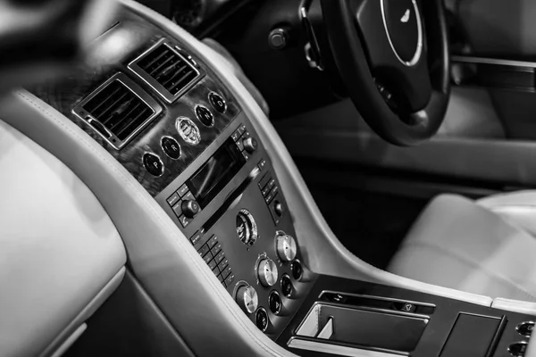 Wnętrz Deska Rozdzielcza Samochodu Luksusowe Aston Martin Db9 — Zdjęcie stockowe