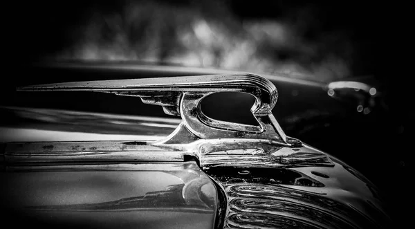 Primer Plano Blanco Negro Capó Capó Coche Vintage Emblema —  Fotos de Stock