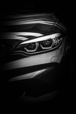 Modern bir Bmw m2 ön far spor araba,