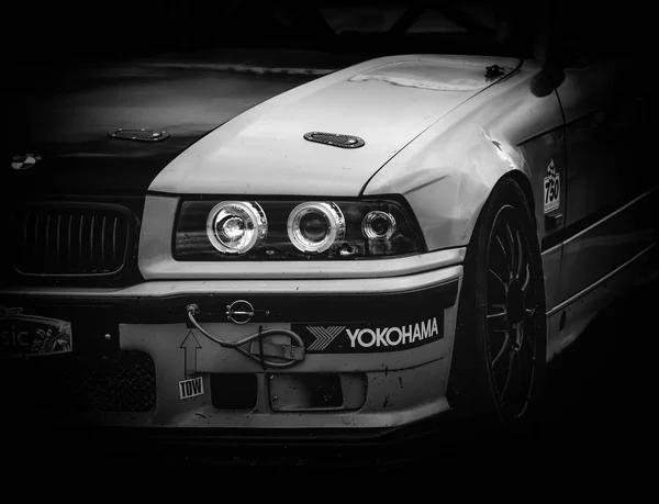 Bmw レーシング車のヘッドライト フロント — ストック写真