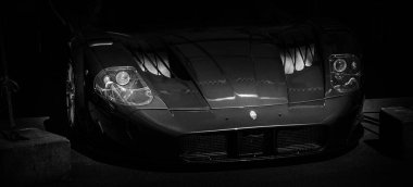 Maserati Mc12 Le Mans yarış otomobili önü.