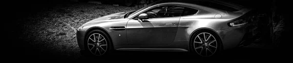 Oldalon Egy Modern Aston Martin Vantage Sport Autó — Stock Fotó
