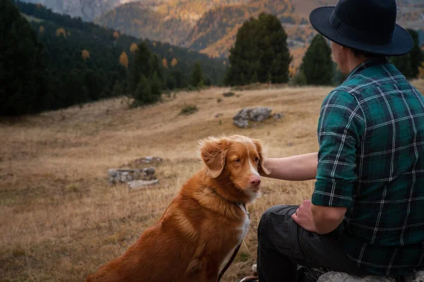 Человек Шляпе Собакой Горной Долине Новая Шотландия Утка Толлинг Ретривер — стоковое фото