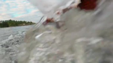 Komik köpek su yakalar. Ağır çekim. Nova Scotia Duck Tolling Retriever