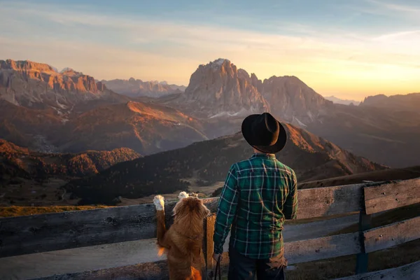 Ein Mann mit Hund. Reisen mit einem Haustier. Dolomiten Alpen. Wandern, entspannen. — Stockfoto