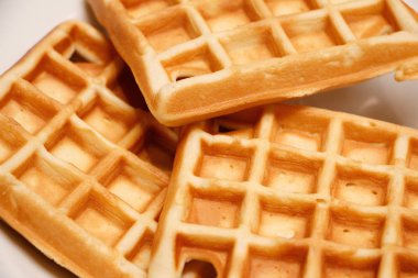 Beyaz bir plaka üzerinde taze pişmiş gözleme