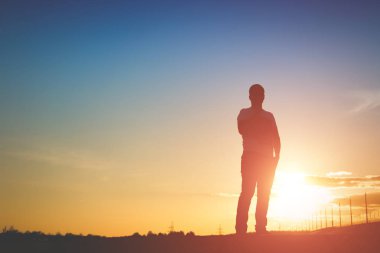 adam siluet günbatımı arka plan üzerinde