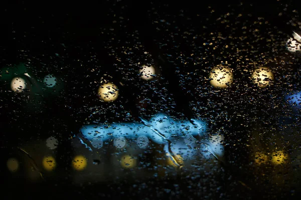 Regnfuld Nat Gadelys Bag Glasvindue Regndråbe Vinduet Bokeh Sløre Baggrunden - Stock-foto