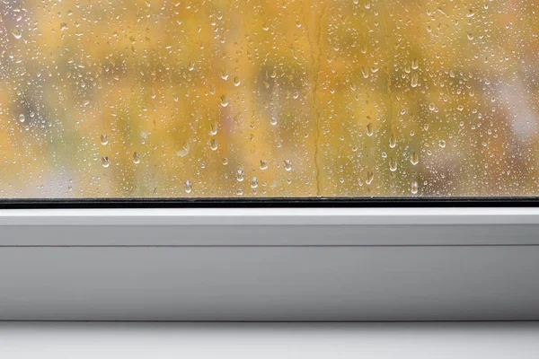 Fenster Mit Regentropfen Und Weißen Fensterbänken Herbstlicher Hintergrund — Stockfoto
