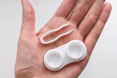 Kontakt lensler ve cımbız avucunda depolamak için bir kapsayıcı 