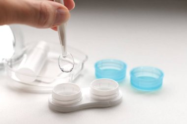 Cımbız ile kontakt lens ve beyaz backgr üzerinde Plastik Konteyner