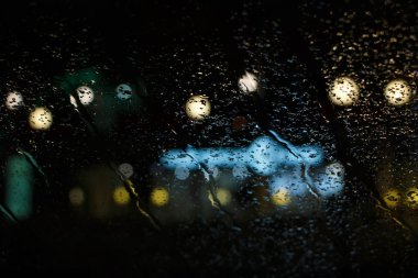 Yağmur damlası pencere ve bokeh arka plan soyut bulanıklık