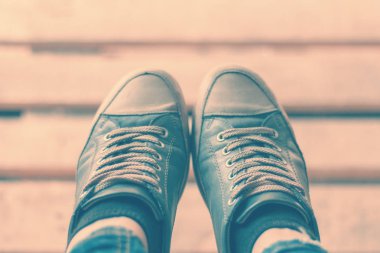 Renkli spor ayakkabılar bacaklar