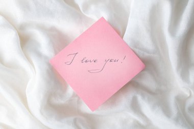 Kelime ile pembe kağıdın 