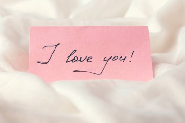 Kelime ile pembe kağıdın 