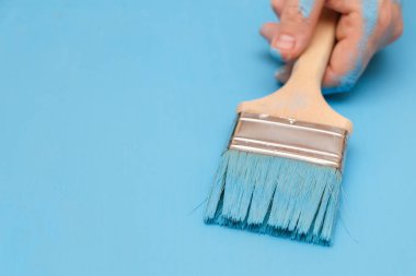 Boya, boya fırça üzerinde ahşap ba tutan erkek el ele