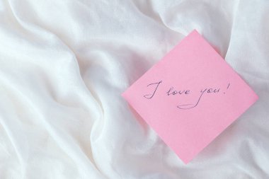 Kelime ile pembe kağıdın 