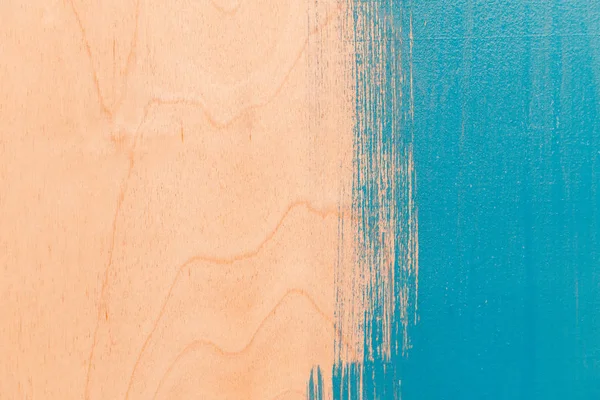 Ahşap yüzey kısmen mavi boya ile boyanmıştır