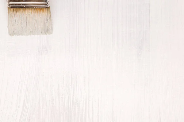 Окрашивание Поверхности Древесины Белой Краской Кистью — стоковое фото