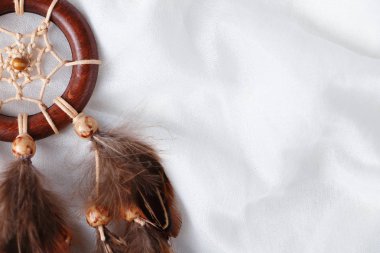 Beyaz kumaş arka plan üzerinde Dreamcatcher