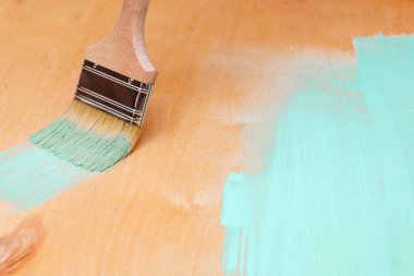Turkuaz boya boya bru kullanarak ahşap yüzey boyama