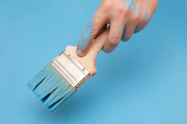 Erkekler el boya ahşap yüzey ile yeşil boya boya b kullanarak