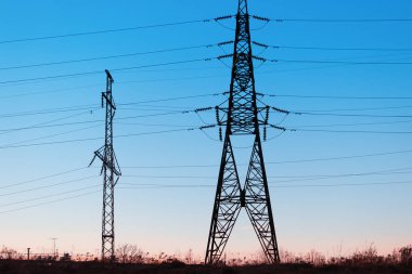 Yüksek voltajlı güç hatları günbatımı. Elektrik Dağıtım sta