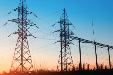 Yüksek voltajlı güç hatları günbatımı. Elektrik Dağıtım sta