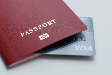 Pasaport ve kırmızı kaplı ve VISA kartı içinde