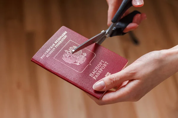Handen Snijden Internationaal Paspoort Schaar — Stockfoto