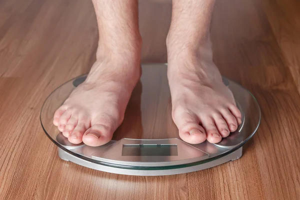 Erkeklerin ayaklarında ölçekler üzerinde