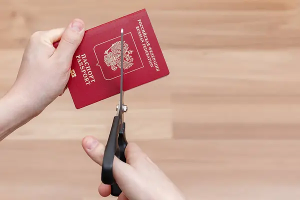 Handen Snijden Internationaal Paspoort Schaar — Stockfoto