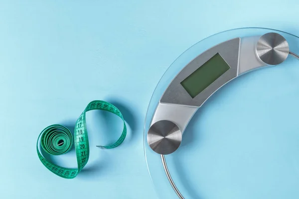 Ölçüm bandı ve mavi arka plan üzerinde ölçekler