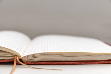 Açık boş not etmek üstünde beyaz arka plan yakın çekim