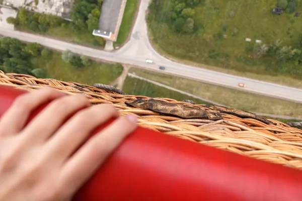 Kadın el balon sepet kenarına tutar. Görünümden