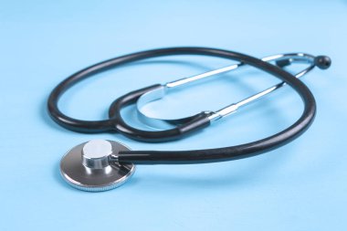 Mavi ahşap zemin üzerine stetoskop