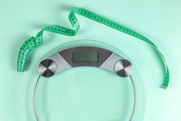 Santimetre ve ahşap yüzey üzerinde ölçekler