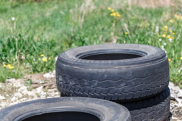Neumáticos Viejos Tirados Entre Hierba Contaminación Ambiental — Foto de Stock