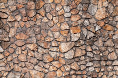 Çatlamış bir taştan bir duvar parçası.