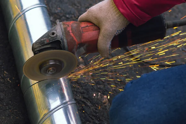 Metal boru açısı öğütücü ile testere adam