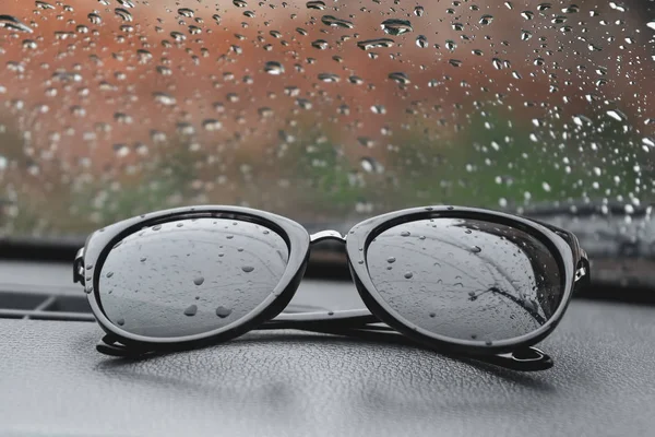 Reflexão Gotas Chuva Óculos Sol Que Encontram Painel Carro — Fotografia de Stock