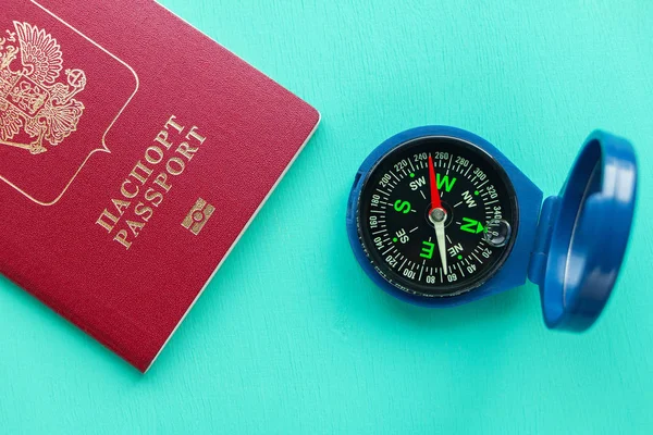 Una Brújula Pasaporte Sobre Fondo Madera Verde —  Fotos de Stock