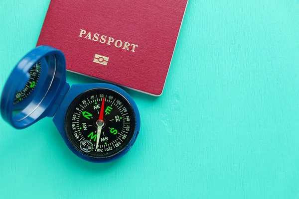 Una Brújula Pasaporte Sobre Fondo Madera Verde —  Fotos de Stock