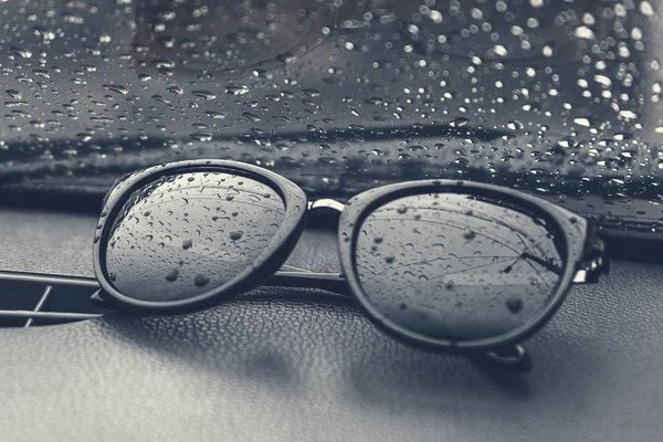 Reflexion Von Regentropfen Sonnenbrillen Die Auf Der Platte Auto Liegen — Stockfoto