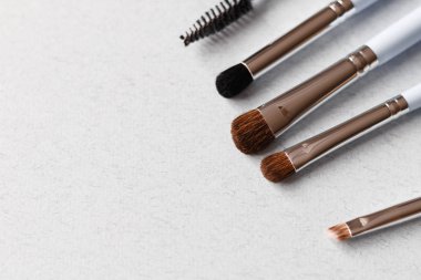 Makyaj dokulu kağıt üzerinde fırçalar. Üstten Görünüm. Kopya alanı.