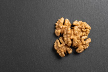 Soyulmuş ceviz yarısı dokulu bir arduvaz yatıyor